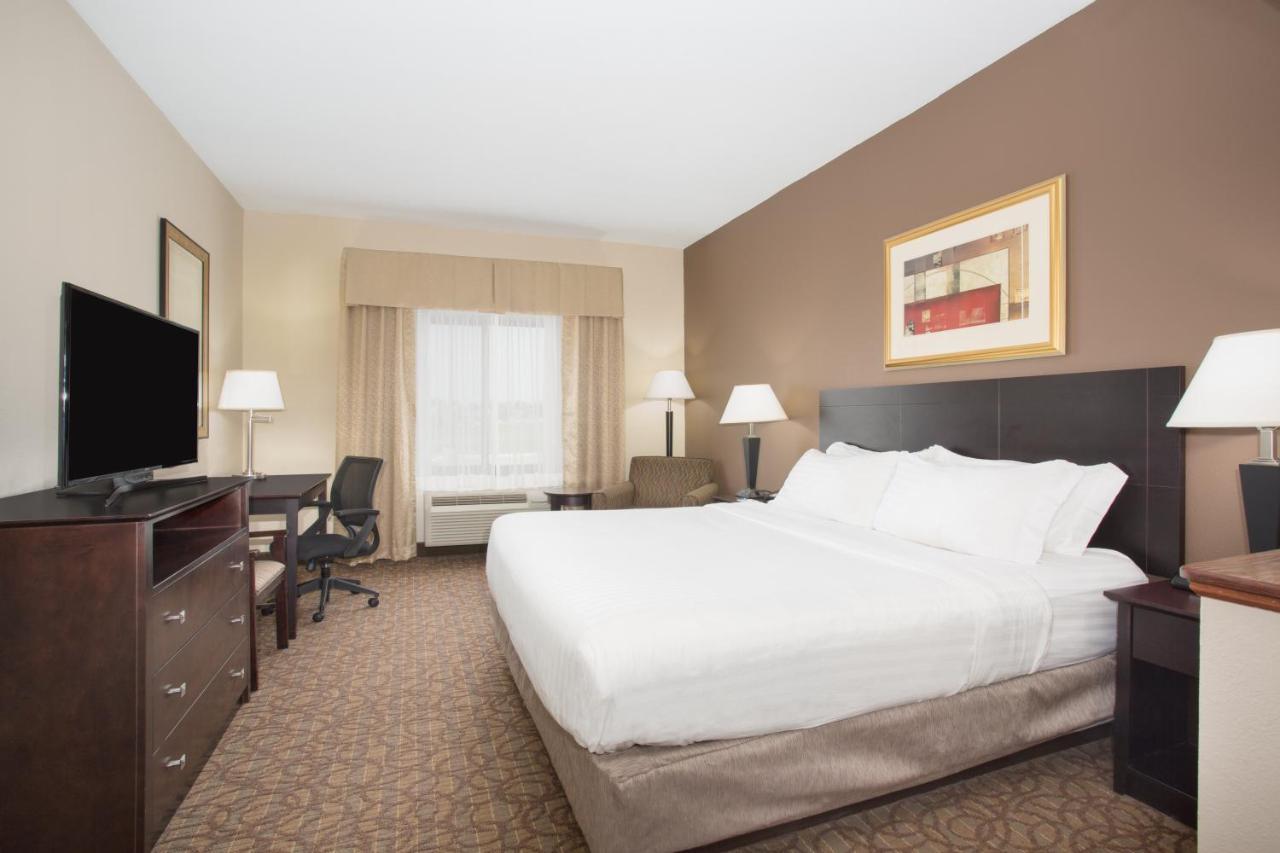 Holiday Inn Express Hotel & Suites Concordia Us 81 By Ihg Экстерьер фото