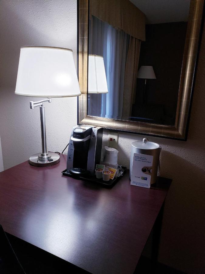 Holiday Inn Express Hotel & Suites Concordia Us 81 By Ihg Экстерьер фото