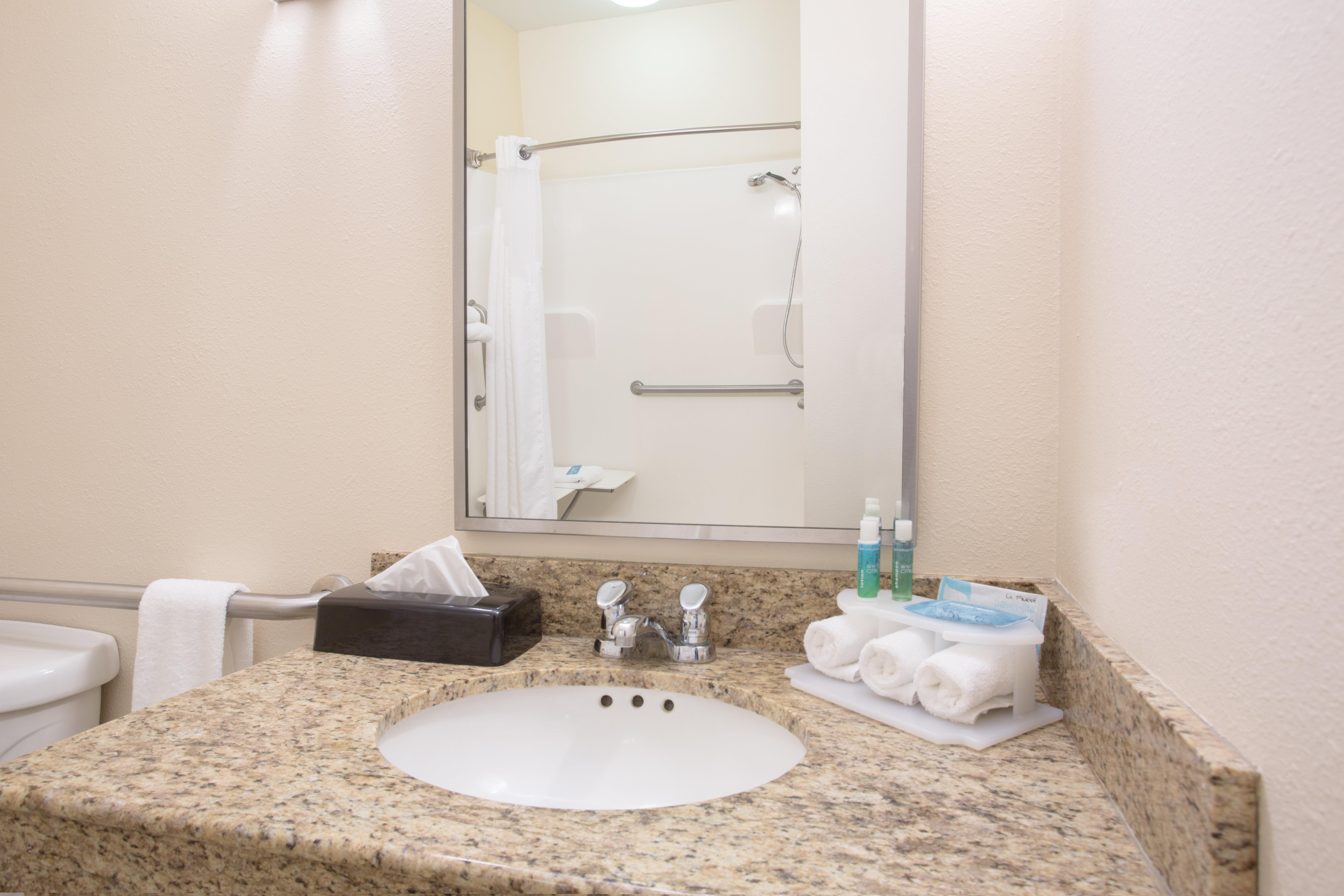 Holiday Inn Express Hotel & Suites Concordia Us 81 By Ihg Экстерьер фото