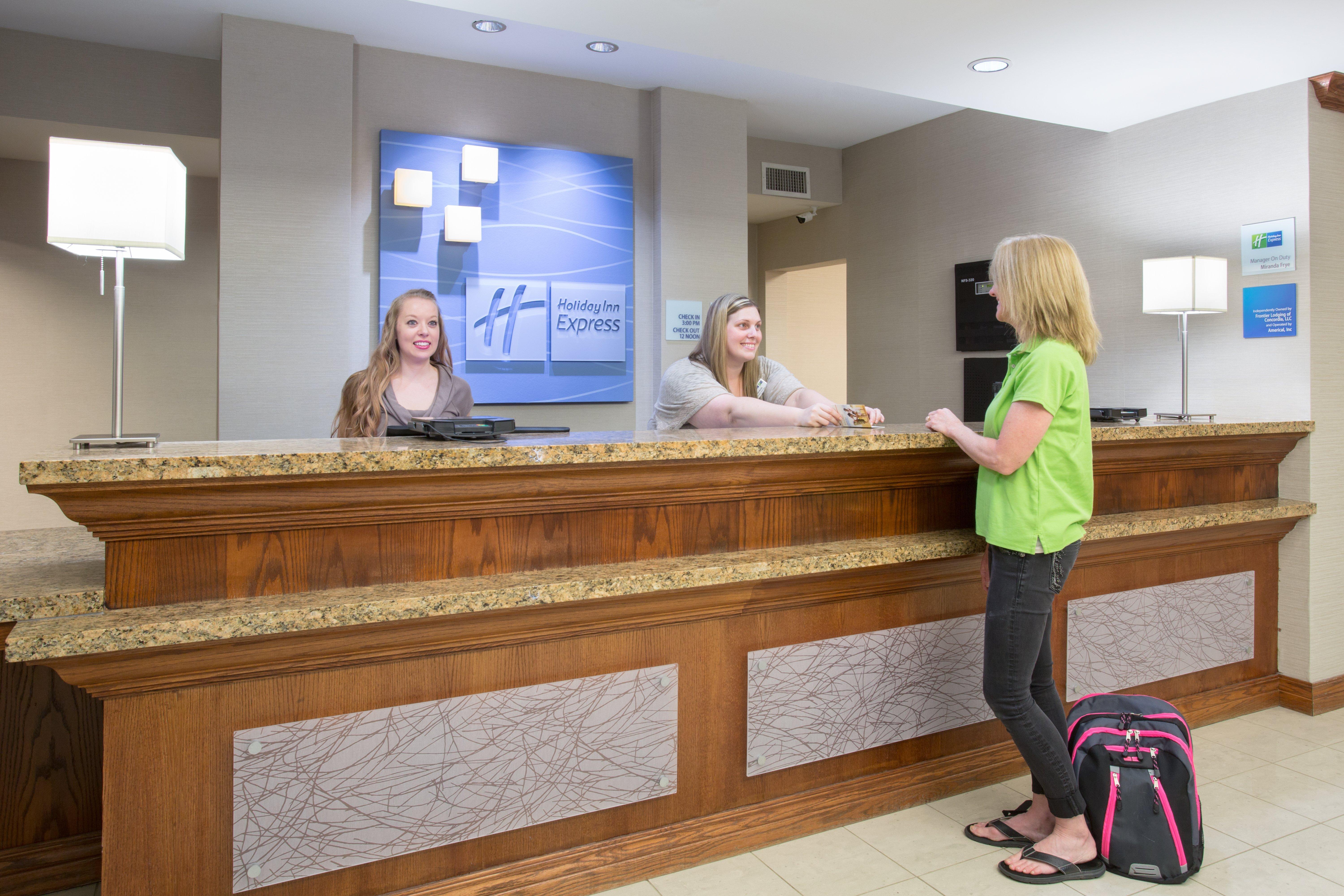 Holiday Inn Express Hotel & Suites Concordia Us 81 By Ihg Экстерьер фото
