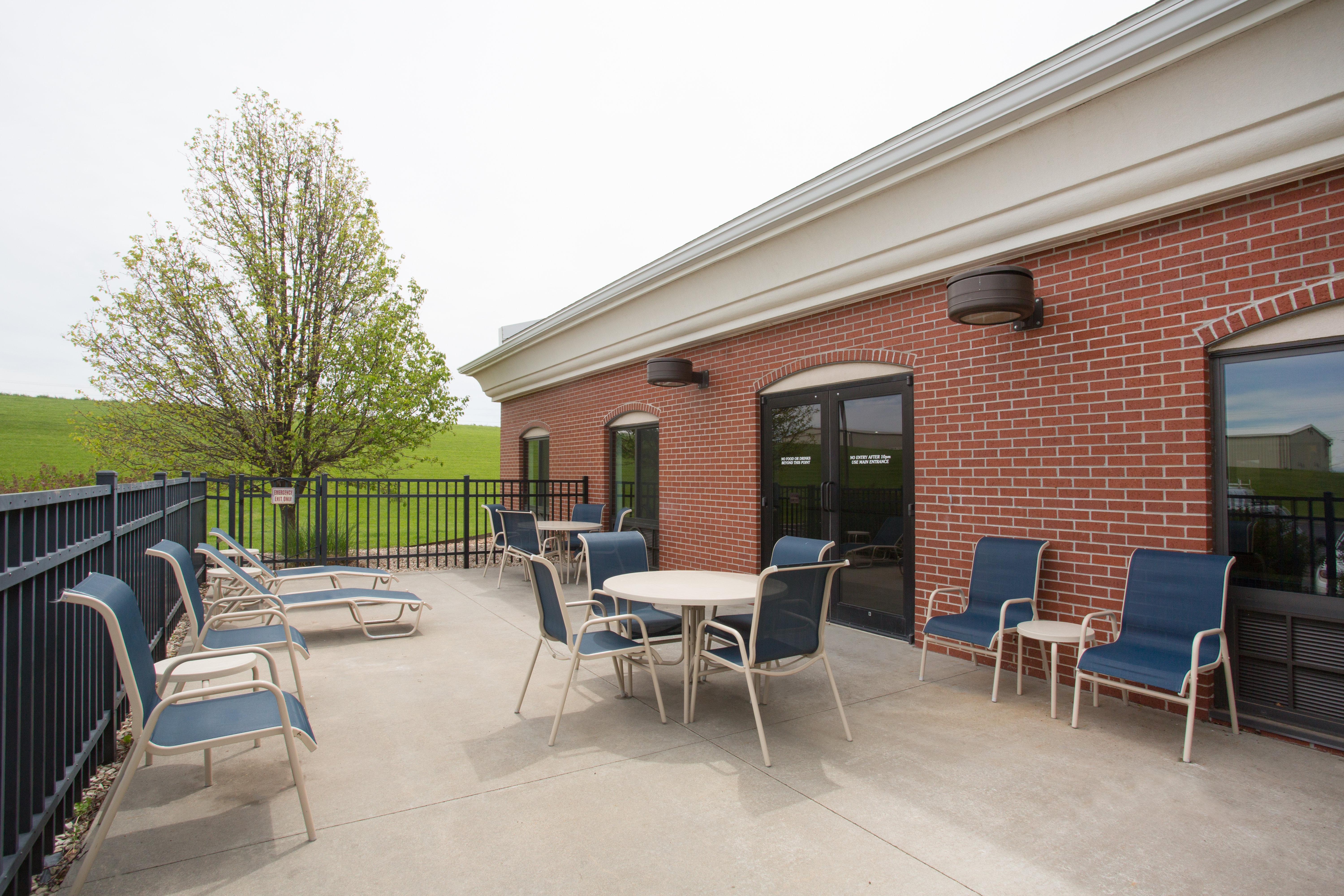 Holiday Inn Express Hotel & Suites Concordia Us 81 By Ihg Экстерьер фото