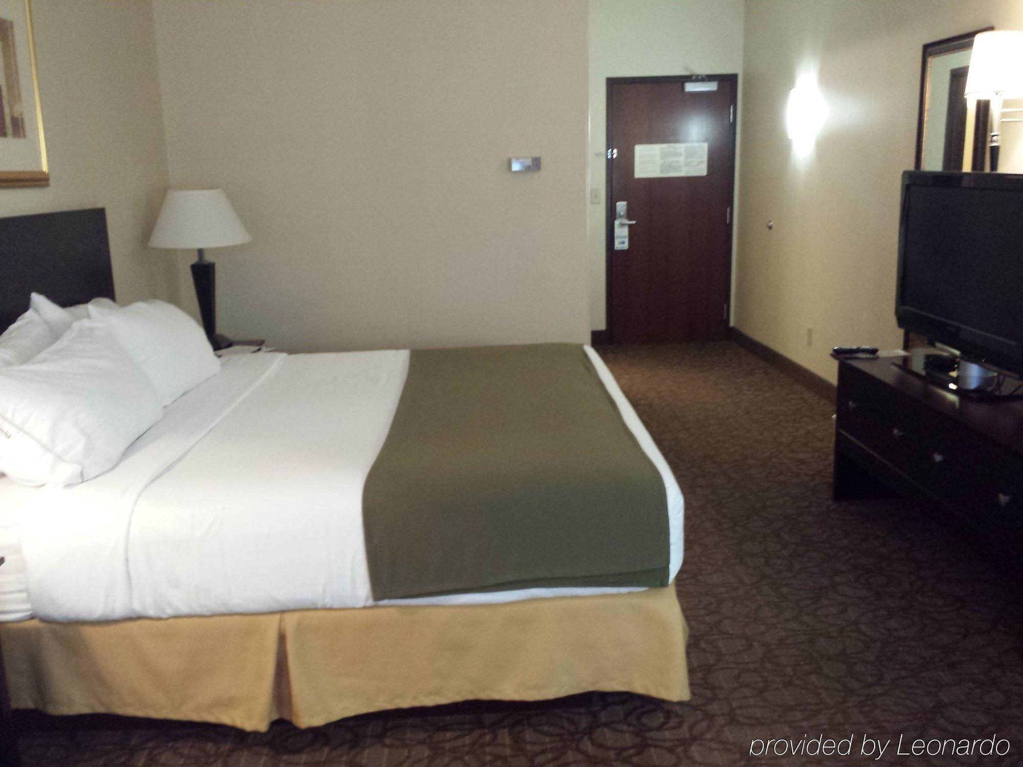 Holiday Inn Express Hotel & Suites Concordia Us 81 By Ihg Экстерьер фото