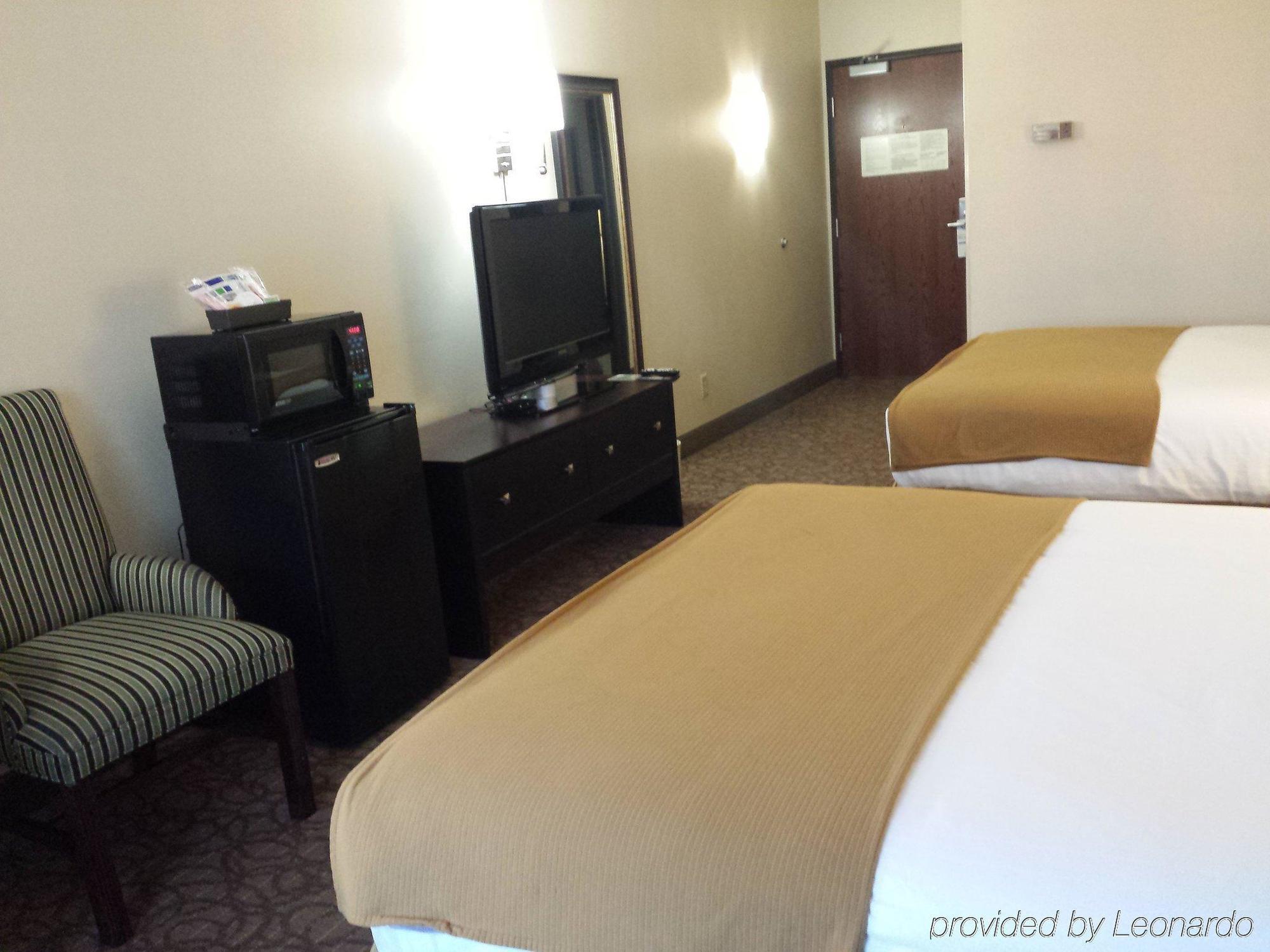 Holiday Inn Express Hotel & Suites Concordia Us 81 By Ihg Экстерьер фото