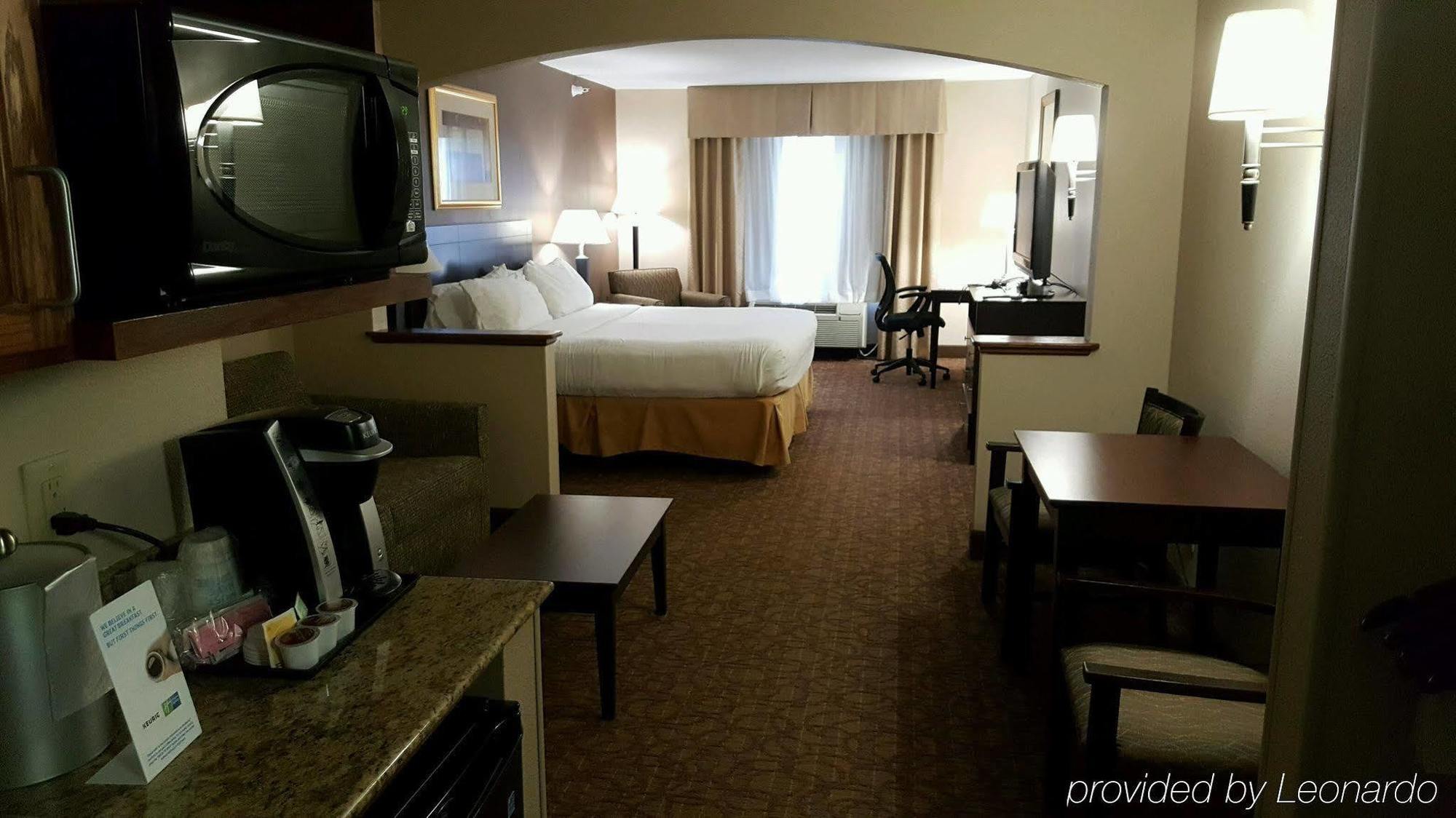 Holiday Inn Express Hotel & Suites Concordia Us 81 By Ihg Экстерьер фото