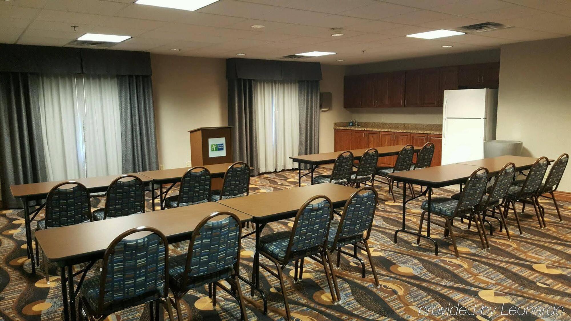 Holiday Inn Express Hotel & Suites Concordia Us 81 By Ihg Экстерьер фото