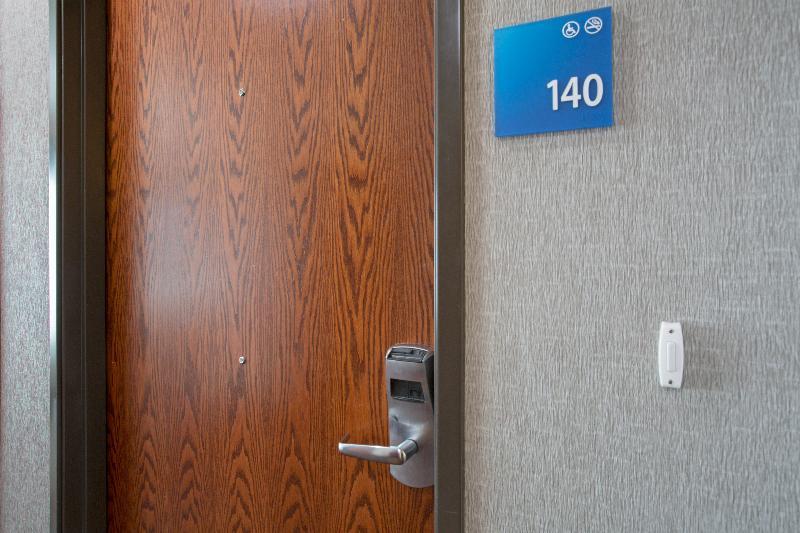 Holiday Inn Express Hotel & Suites Concordia Us 81 By Ihg Экстерьер фото